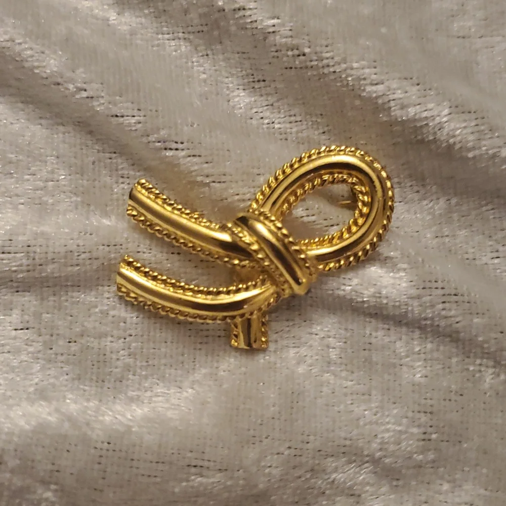 Vintage Signed AK ANNE KLEIN Classic Gold Tone TWIST Knot Ribbon Brooch Pin